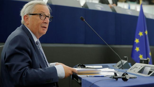Президент Еврокомиссии Жан-Клод Юнкер во время выступления в Европарламенте. 12 сентября 2018 Президент Еврокомиссии Жан-Клод Юнкер во время выступления в Европарламенте. 12 сентября 2018