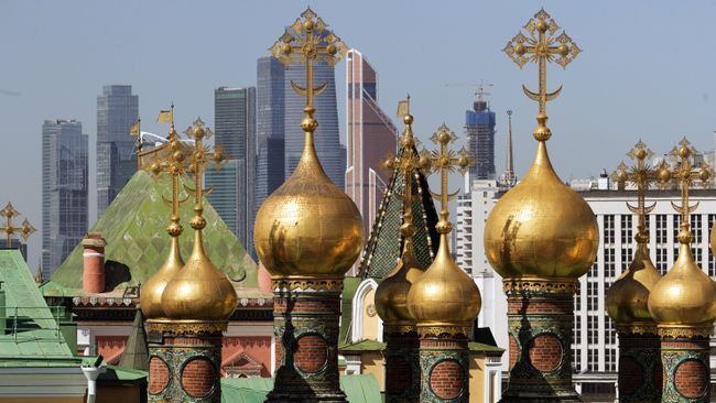 Купола Верхоспасского собора Московского Кремля. Архивное фото Купола Верхоспасского собора Московского Кремля. Архивное фото