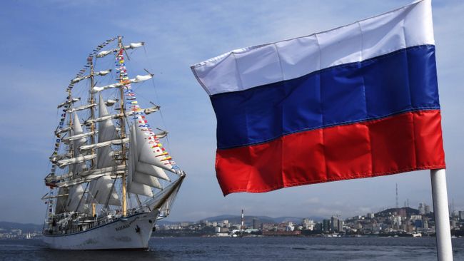 Российский парусник Надежда провожает иностранные парусные суда, принимавшие участие в регате в рамках Восточного экономического форума во Владивостоке. 14 сентября 2018 Российский парусник Надежда провожает иностранные парусные суда, принимавшие участие в регате в рамках Восточного экономического форума во Владивостоке. 14 сентября 2018