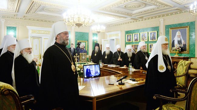 Священнослужители на внеочередном заседании Священного Синода Русской Православной Церкви в Патриаршей и Синодальной резиденции в Даниловом ставропигиальном мужском монастыре в Москве. 15 сентября 2018
