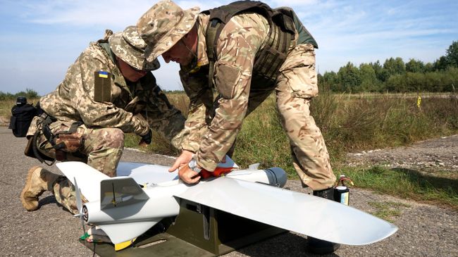 Украинские военные с дроном