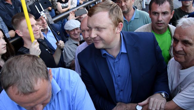 Кандидат в губернаторы от КПРФ, депутат Законодательного собрания Приморья Андрей Ищенко перед зданием администрации края во Владивостоке. 17 сентября 2018 Кандидат в губернаторы от КПРФ, депутат Законодательного собрания Приморья Андрей Ищенко перед зданием администрации края во Владивостоке. 17 сентября 2018