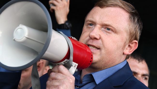 Кандидат в губернаторы от КПРФ, депутат Законодательного собрания Приморья Андрей Ищенко перед зданием администрации края во Владивостоке. 17 сентября 2018 Кандидат в губернаторы от КПРФ, депутат Законодательного собрания Приморья Андрей Ищенко перед зданием администрации края во Владивостоке. 17 сентября 2018