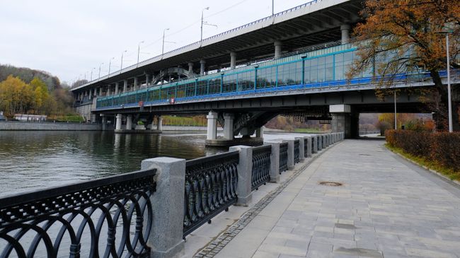 Лужнецкая набережная и мост Лужники в Москве Лужнецкая набережная и мост Лужники в Москве