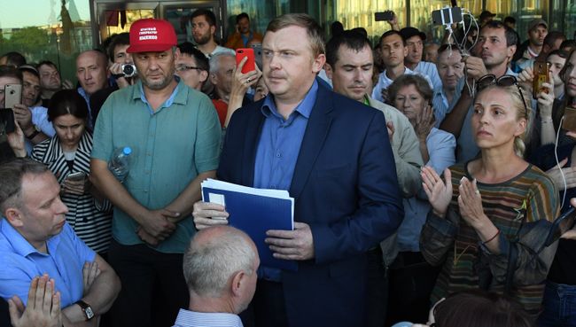 Кандидат в губернаторы от КПРФ, депутат Законодательного собрания Приморья Андрей Ищенко перед зданием администрации края во Владивостоке. 17 сентября 2018 Кандидат в губернаторы от КПРФ, депутат Законодательного собрания Приморья Андрей Ищенко перед зданием администрации края во Владивостоке. 17 сентября 2018