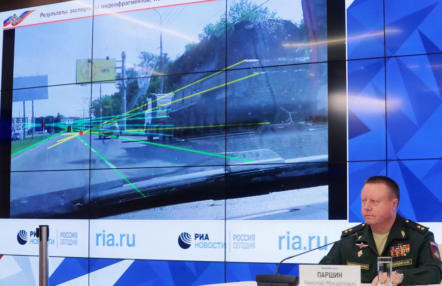 Николай Паршин во время брифинга Министерства обороны России по вновь открывшимся обстоятельствам крушения самолета Boeing 777 авиакомпании Malaysia Airlines на востоке Украины Николай Паршин во время брифинга Министерства обороны России по вновь открывшимся обстоятельствам крушения самолета Boeing 777 авиакомпании Malaysia Airlines на востоке Украины