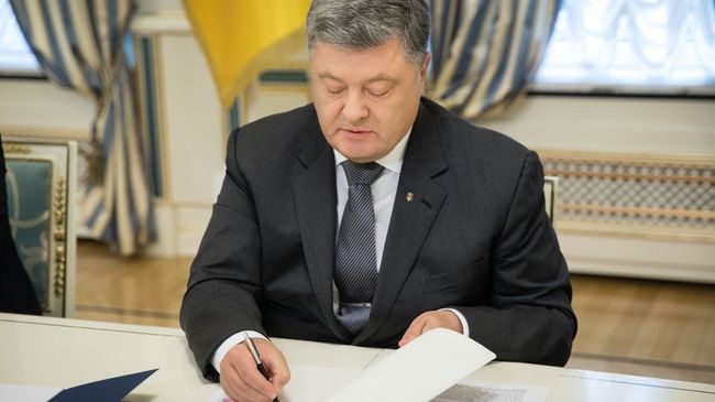 Президент Украины Петр Порошенко во время подписания Указ о прекращении действия Договора о дружбе, сотрудничестве и партнерстве между Украиной и Россией. 17 сентября 2018 Президент Украины Петр Порошенко во время подписания Указ о прекращении действия Договора о дружбе, сотрудничестве и партнерстве между Украиной и Россией. 17 сентября 2018