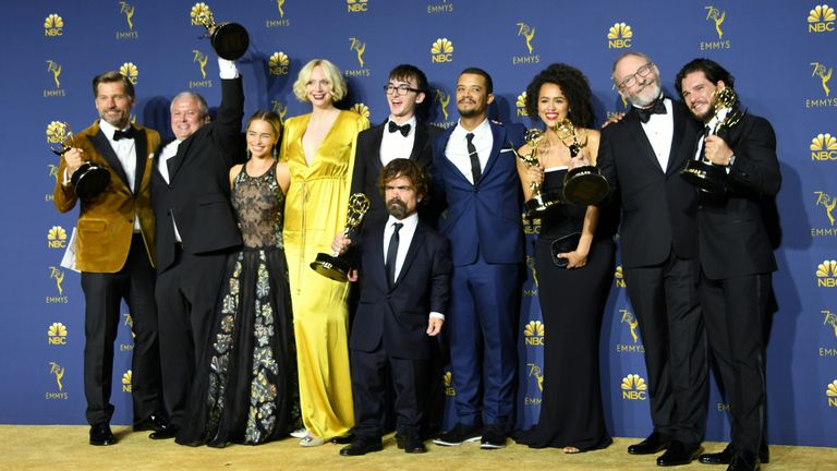 Актерский состав Игры престолов с наградой Эмми за Лучший драматический сериал в Лос-Анджелесе, Калифорния. 17 сентября 2018 года Актерский состав Игры престолов с наградой Эмми за Лучший драматический сериал в Лос-Анджелесе, Калифорния. 17 сентября 2018 года
