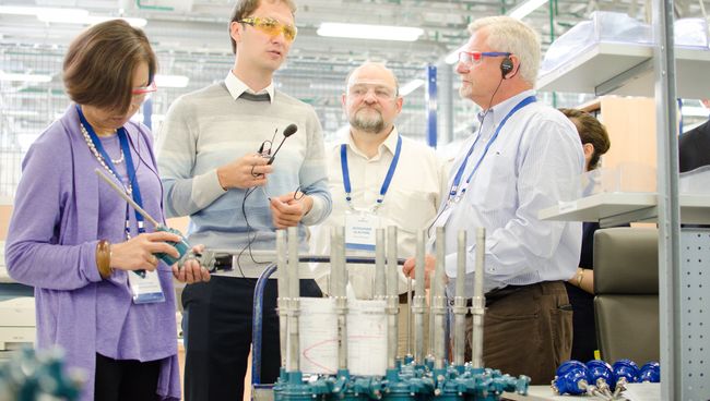Представители корпорации Emerson и ЮУрГУ на предприятии Метран Представители корпорации Emerson и ЮУрГУ на предприятии Метран