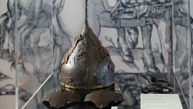 Боевой шлем времен Ивана Грозного в Звенигородском историко-архитектурном музее Боевой шлем времен Ивана Грозного в Звенигородском историко-архитектурном музее