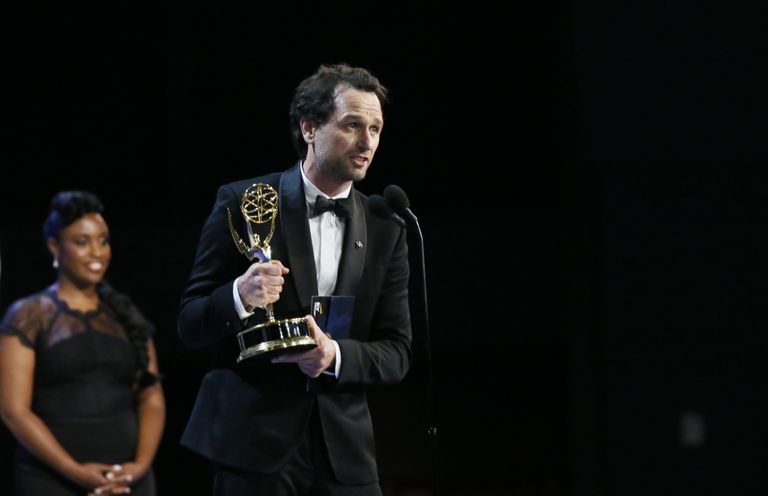 Мэттью Риз с наградой за сериал Американцы во время 70-й церемонии вручения награды Primetime Emmy Awards в Лос-Анджелесе