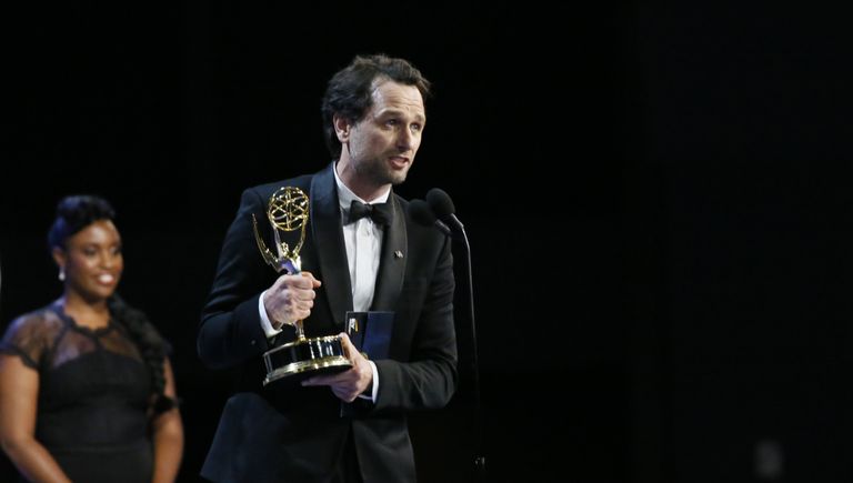 Мэттью Риз с наградой за сериал Американцы во время 70-й церемонии вручения награды Primetime Emmy Awards в Лос-Анджелесе Мэттью Риз с наградой за сериал Американцы во время 70-й церемонии вручения награды Primetime Emmy Awards в Лос-Анджелесе
