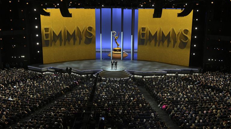 Колин Жост и Майкл Че во время 70-й церемонии вручения награды Primetime Emmy Awards в Лос-Анджелесе Колин Жост и Майкл Че во время 70-й церемонии вручения награды Primetime Emmy Awards в Лос-Анджелесе