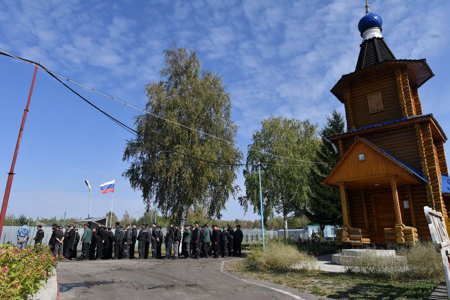 Заключенные у православного храма в исправительной колонии № 22 УФСИН России в поселке Леплей Зубово-Полянского района Республики Мордовия Заключенные у православного храма в исправительной колонии № 22 УФСИН России в поселке Леплей Зубово-Полянского района Республики Мордовия
