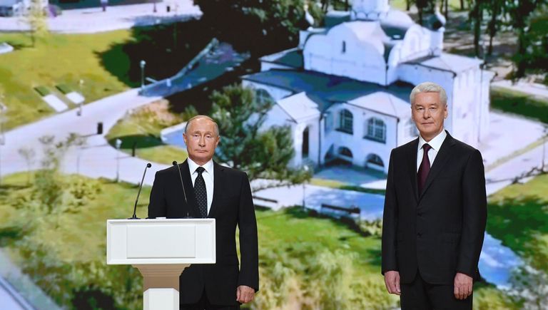 Президент РФ Владимир Путин на церемонии официального вступления в должность мэра Москвы Сергея Собянина в Московском концертном зале Зарядье