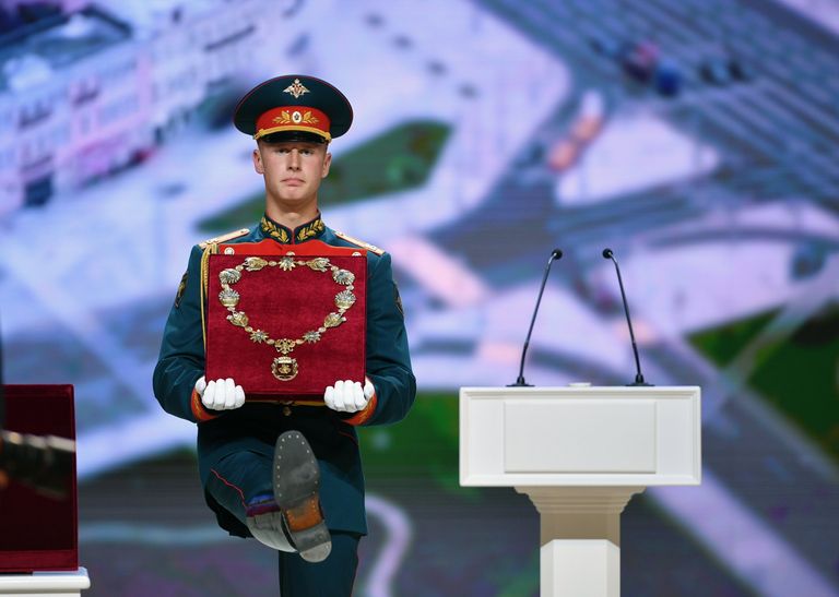Военнослужащий почетного караула перед началом церемонии официального вступления в должность мэра Москвы Сергея Собянина в Московском концертном зале Зарядье Военнослужащий почетного караула перед началом церемонии официального вступления в должность мэра Москвы Сергея Собянина в Московском концертном зале Зарядье