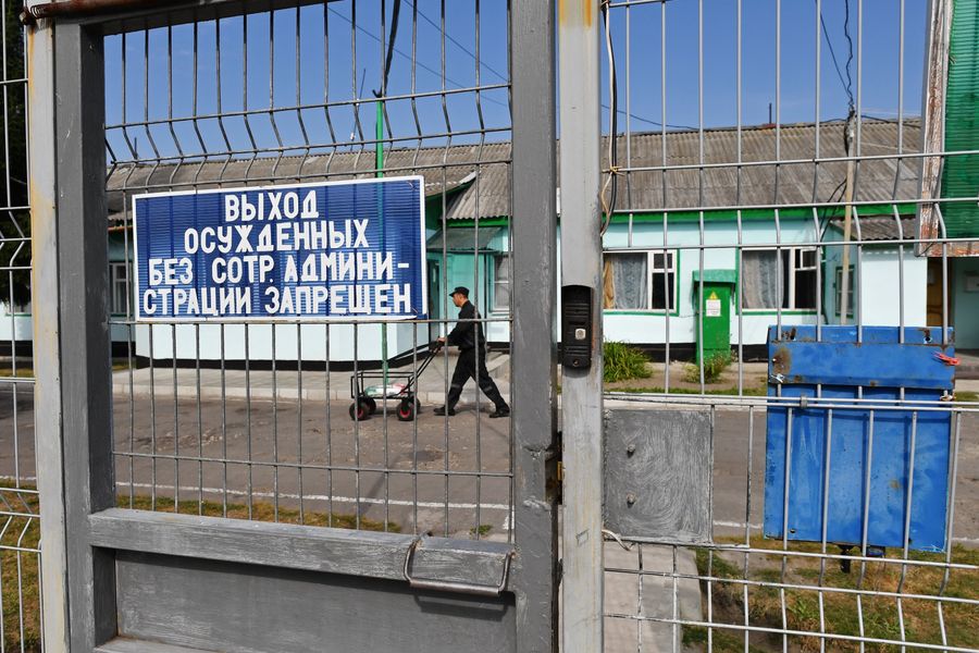 Заключенный в исправительной колонии № 22 УФСИН России в поселке Леплей Зубово-Полянского района Республики Мордовия Заключенный в исправительной колонии № 22 УФСИН России в поселке Леплей Зубово-Полянского района Республики Мордовия