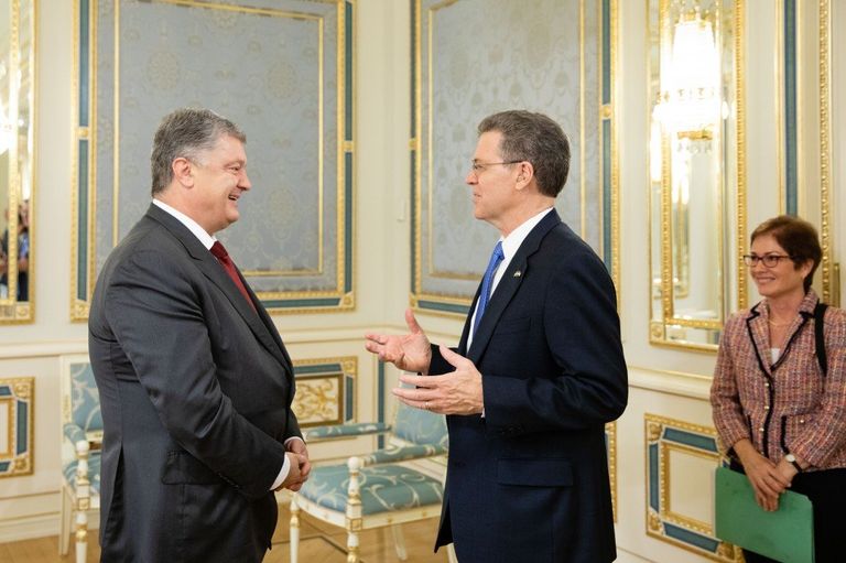 Президент Петр Порошенко принял Посла Соединенных Штатов Америки по особым поручениям по вопросам международной религиозной свободы Сэмюэля Браунбека Президент Петр Порошенко принял Посла Соединенных Штатов Америки по особым поручениям по вопросам международной религиозной свободы Сэмюэля Браунбека