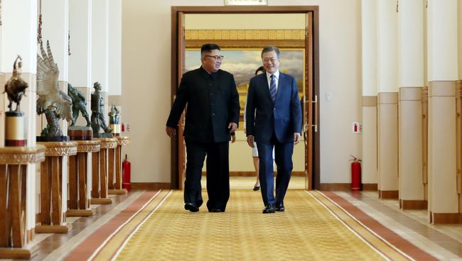 Лидер КНДР Ким Чен Ын и пррезидент Южной Кореи Мун Чжэ Ин во время встречи в Пхеньяне Лидер КНДР Ким Чен Ын и пррезидент Южной Кореи Мун Чжэ Ин во время встречи в Пхеньяне