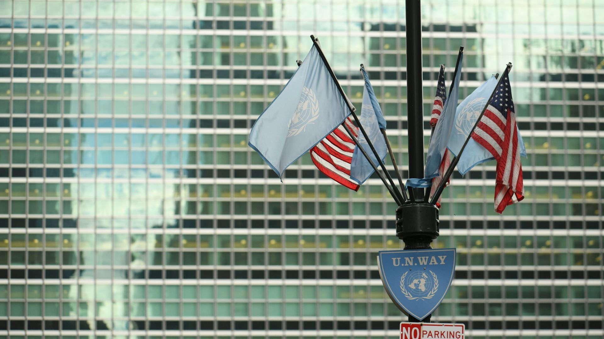 Флаги США и ООН у здания штаб-квартиры ООН в Нью-Йорке Флаги США и ООН у здания штаб-квартиры ООН в Нью-Йорке - РИА Новости, 1920, 10.02.2023