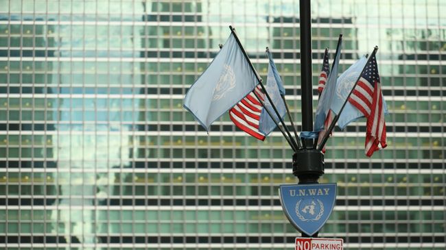 Флаги США и ООН у здания штаб-квартиры ООН в Нью-Йорке Флаги США и ООН у здания штаб-квартиры ООН в Нью-Йорке