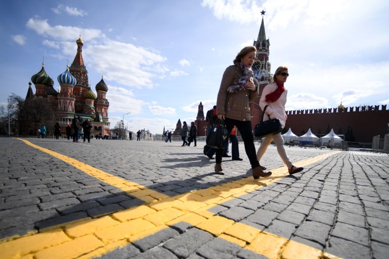 Прохожие на Красной площади в Москве Прохожие на Красной площади в Москве