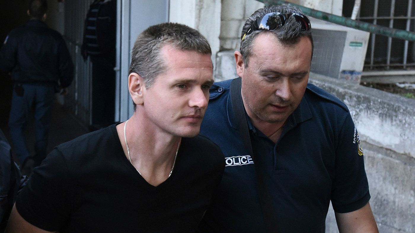 Полицейские сопровождают Александра Винника Полицейские сопровождают Александра Винника - РИА Новости, 1920, 30.01.2025