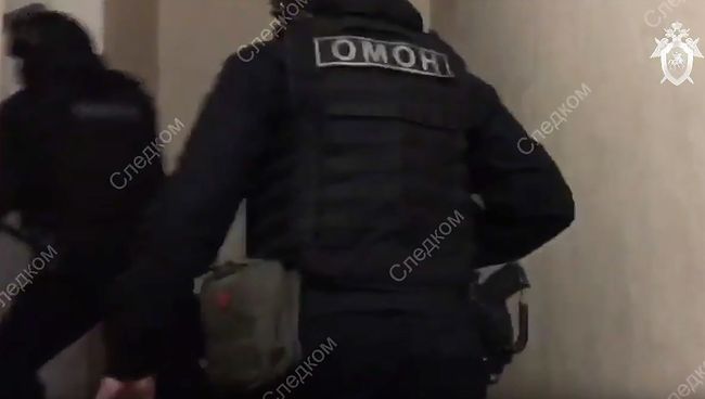 Сотрудники правоохранительных органов во время задержания по делу об организациии незаконного игорного бизнеса в Москве (стоп-кадр видео) Сотрудники правоохранительных органов во время задержания по делу об организациии незаконного игорного бизнеса в Москве (стоп-кадр видео)
