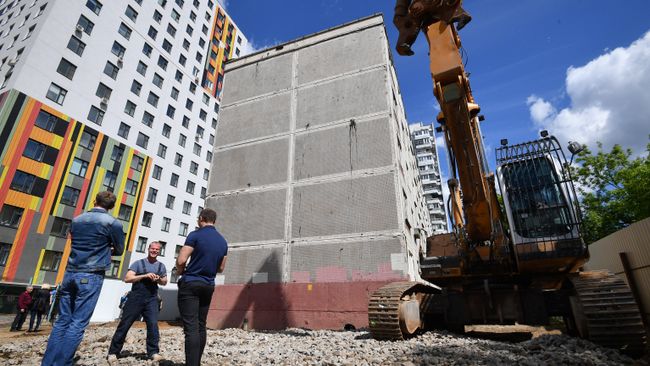 Снос пятиэтажного жилого дома в Москве. Архивное фото Снос пятиэтажного жилого дома в Москве. Архивное фото