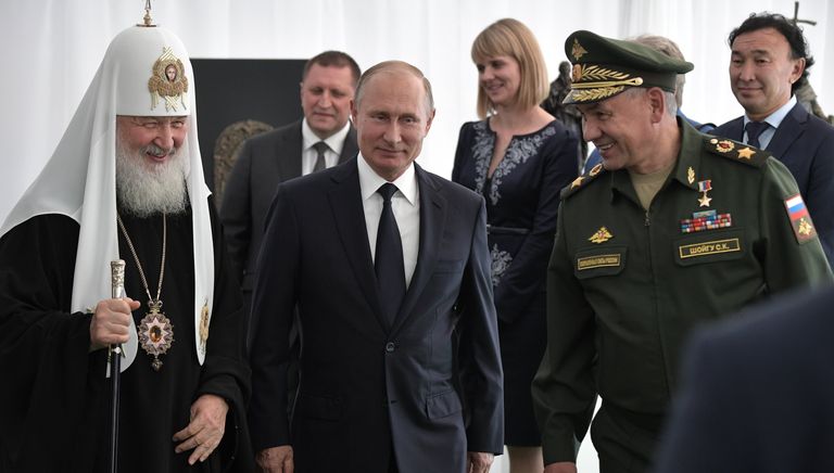 Президент РФ Владимир Путин во время осмотра макета и элементов отделки будущего главного храма Вооружённых сил РФ, который будет построен на территории военно-патриотического парка «Патриот» Президент РФ Владимир Путин во время осмотра макета и элементов отделки будущего главного храма Вооружённых сил РФ, который будет построен на территории военно-патриотического парка «Патриот»