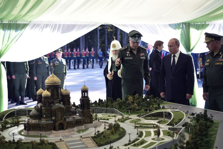 Президент РФ Владимир Путин во время осмотра макета будущего главного храма Вооружённых сил РФ, который будет построен на территории военно-патриотического парка «Патриот» Президент РФ Владимир Путин во время осмотра макета будущего главного храма Вооружённых сил РФ, который будет построен на территории военно-патриотического парка «Патриот»