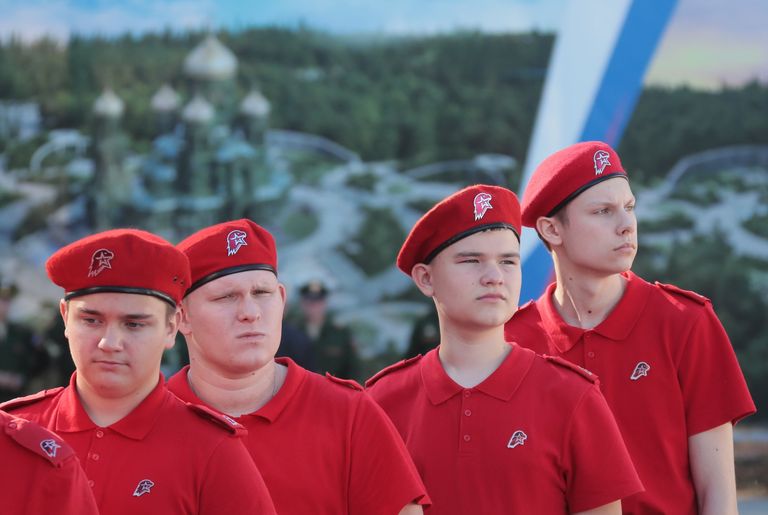 Юнармейцы перед началом церемонии освящения закладного камня главного храма Вооруженных Сил РФ в парке Патриот Юнармейцы перед началом церемонии освящения закладного камня главного храма Вооруженных Сил РФ в парке Патриот