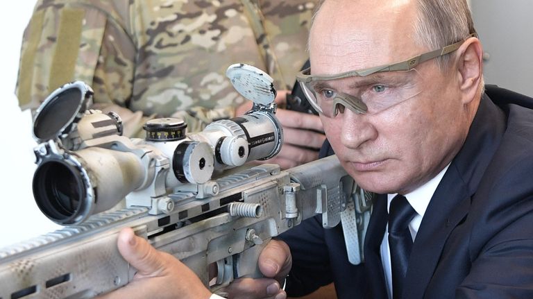 Президент РФ Владимир Путин во время посещения стрелкового центра АО Концерн Калашников на территории военно-патриотического парка Патриот Президент РФ Владимир Путин во время посещения стрелкового центра АО Концерн Калашников на территории военно-патриотического парка Патриот