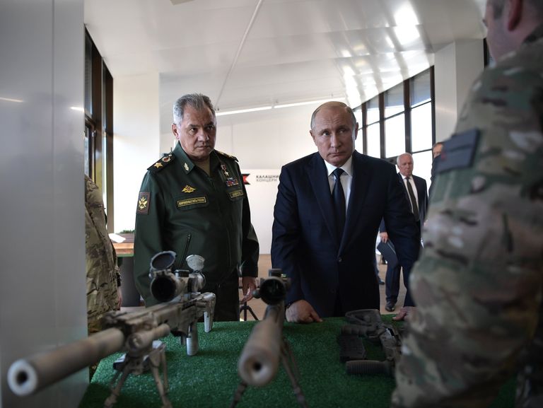Президент РФ Владимир Путин и министр обороны РФ Сергей Шойгу во время посещения стрелкового центра АО Концерн Калашников на территории военно-патриотического парка Патриот Президент РФ Владимир Путин и министр обороны РФ Сергей Шойгу во время посещения стрелкового центра АО Концерн Калашников на территории военно-патриотического парка Патриот