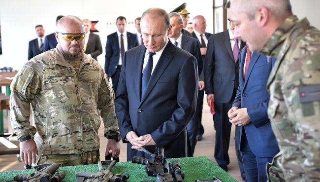 Президент РФ Владимир Путин во время посещения стрелкового центра АО Концерн Калашников на территории военно-патриотического парка Патриот. 19 сентября 2018 Президент РФ Владимир Путин во время посещения стрелкового центра АО Концерн Калашников на территории военно-патриотического парка Патриот. 19 сентября 2018