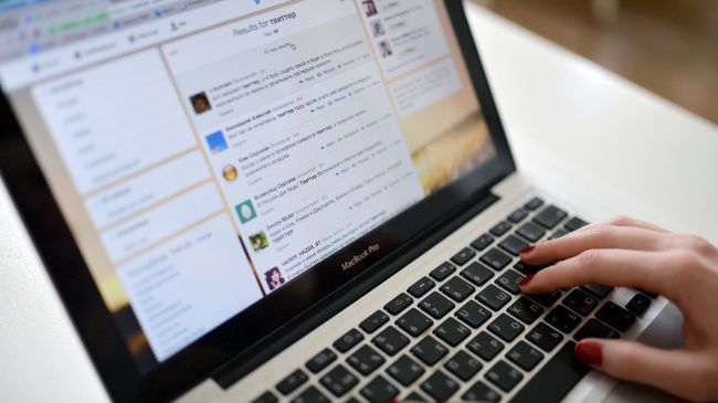 Страница социальной сети Twitter на экране ноутбука. Архивное фото Страница социальной сети Twitter на экране ноутбука. Архивное фото