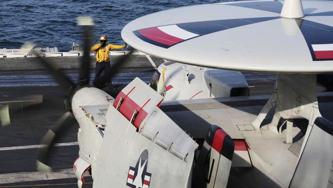 Самолет E-2C Hawkeye на борту американского авианосца Джордж Буш. Архивное фото Самолет E-2C Hawkeye на борту американского авианосца Джордж Буш. Архивное фото