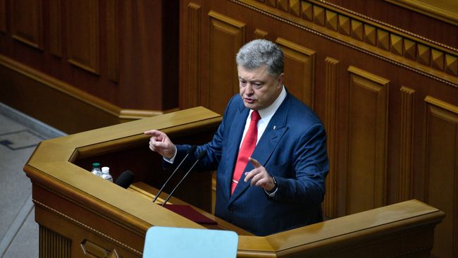 Президент Украины Петр Порошенко выступает на заседании Верховной рады Украины. Архивное фото Президент Украины Петр Порошенко выступает на заседании Верховной рады Украины. Архивное фото