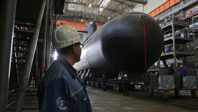 Торжественная церемония спуска на воду дизель-электрической подводной лодки Кронштадт проекта 677 Лада на Адмиралтейских верфях в Санкт-Петербурге Торжественная церемония спуска на воду дизель-электрической подводной лодки Кронштадт проекта 677 Лада на Адмиралтейских верфях в Санкт-Петербурге
