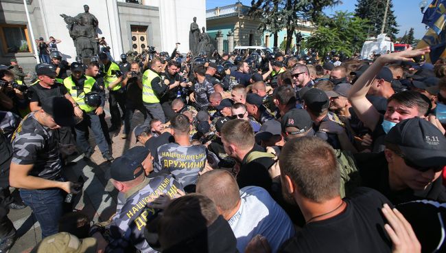 Участники акции протеста во время митинга у здания Верховной рады Украины в Киеве Участники акции протеста во время митинга у здания Верховной рады Украины в Киеве