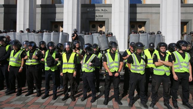 Сотрудники правоохранительных органов у здания Верховной Рады Украины, где проходит акция протеста Сотрудники правоохранительных органов у здания Верховной Рады Украины, где проходит акция протеста