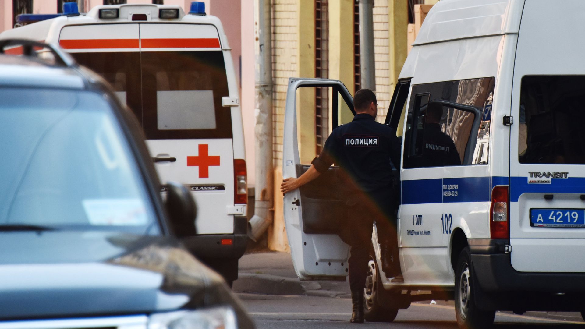 Автомобили скорой помощи и полиции на улице Москвы Автомобили скорой помощи и полиции на улице Москвы - РИА Новости, 1920, 07.10.2020