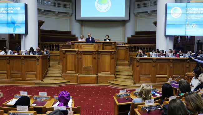 Президент РФ Владимир Путин выступает на пленарном заседании второго Евразийского женского форума в Таврическом дворце в Санкт-Петербурге. 20 сентября 2018 Президент РФ Владимир Путин выступает на пленарном заседании второго Евразийского женского форума в Таврическом дворце в Санкт-Петербурге. 20 сентября 2018