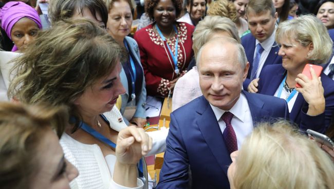 Президент РФ Владимир Путин и участницы второго Евразийского женского форума в Таврическом дворце в Санкт-Петербурге. 20 сентября 2018 Президент РФ Владимир Путин и участницы второго Евразийского женского форума в Таврическом дворце в Санкт-Петербурге. 20 сентября 2018