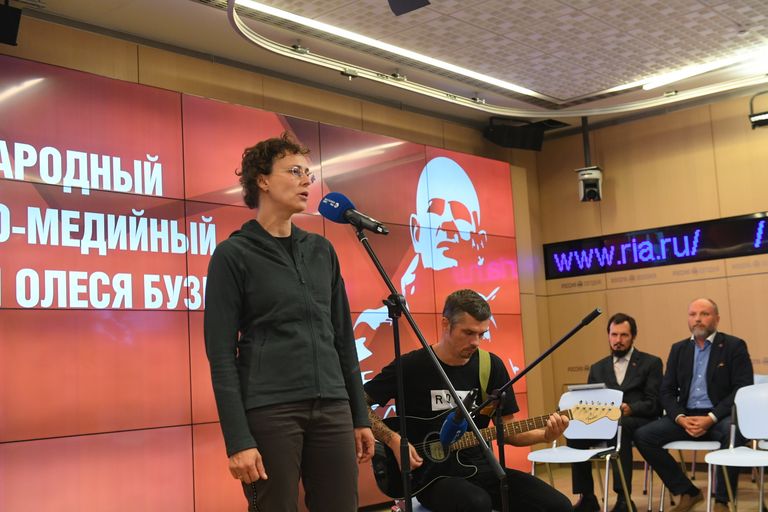 Певица Юлия Чичерина во время выступления на пресс-конференции в Международном мультимедийном пресс-центре МИА Россия сегодня 