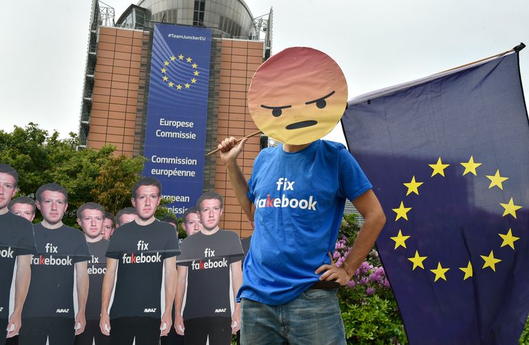 Участники акции протеста против распространения дезинформации в социальной сети Facebook перед штаб-квартирой Европейского союза в Брюсселе