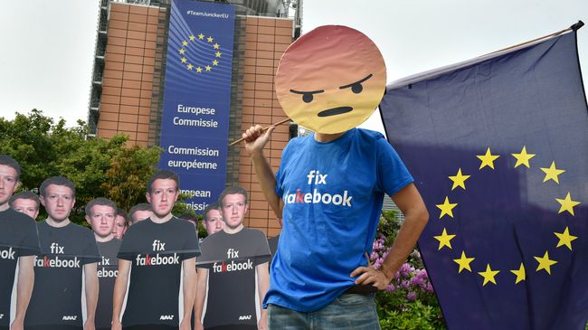 Участники акции протеста против распространения дезинформации в социальной сети Facebook перед штаб-квартирой Европейского союза в Брюсселе. Архивное фото Участники акции протеста против распространения дезинформации в социальной сети Facebook перед штаб-квартирой Европейского союза в Брюсселе. Архивное фото