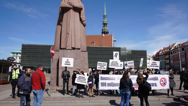 Участники акции протеста, протестующие против празднования Дня Победы, у здания Латвийской Национальной библиотеки в Риге Участники акции протеста, протестующие против празднования Дня Победы, у здания Латвийской Национальной библиотеки в Риге