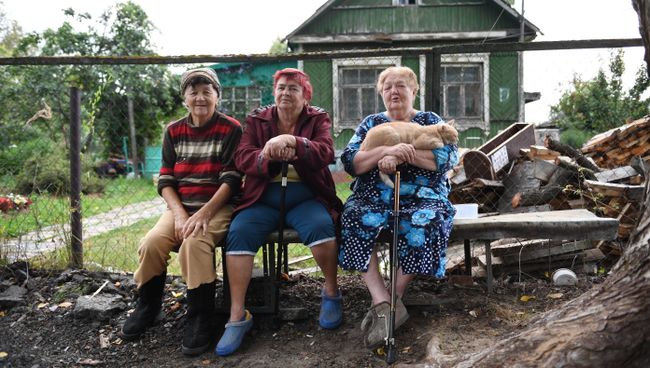 Местные жительницы Екатерина Чижова, Нина Григорьева, Саида Рунова Местные жительницы Екатерина Чижова, Нина Григорьева, Саида Рунова