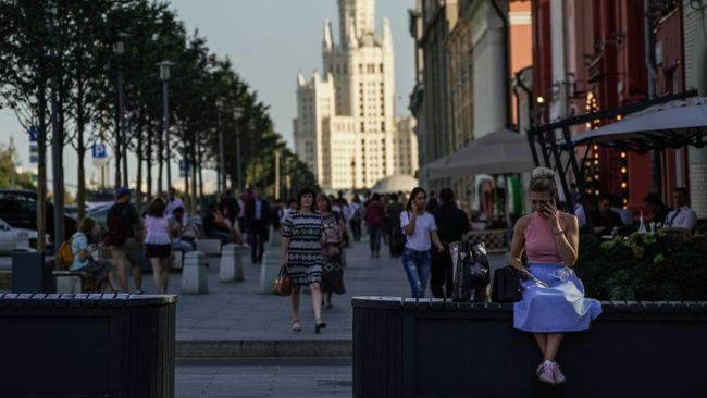 Прохожие на Новой площади в Москве Прохожие на Новой площади в Москве